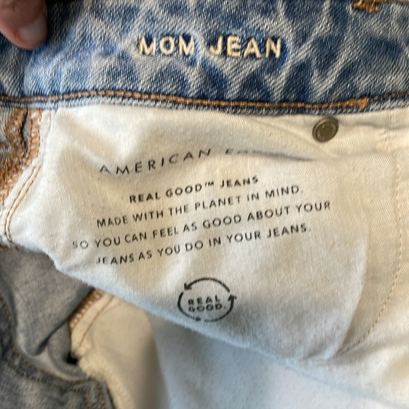 American Eagle Mom Jean High Rise Light Wash Denim Fringe Shorts Size 4 - Picture 6 of 7